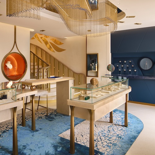 Blau-, Korallen- und Goldtöne empfangen den Besucher mit der Farbsprache von Piaget.