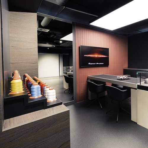 Porsche Design Fitting Lounge In der Fitting Lounge in Grenchen stehen Armbänder in Porsche-Leder und passende Garne für die Nähte zur Auswahl.