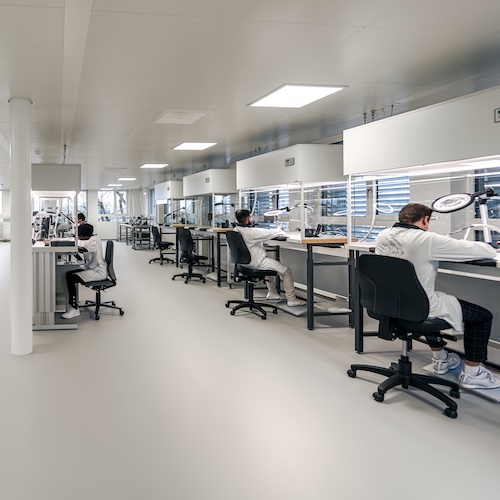 Porsche Design Uhrenmontage Die Montage der Werke und Uhren erfolgt unter staubarmen und abgeschirmten Bedingungen.