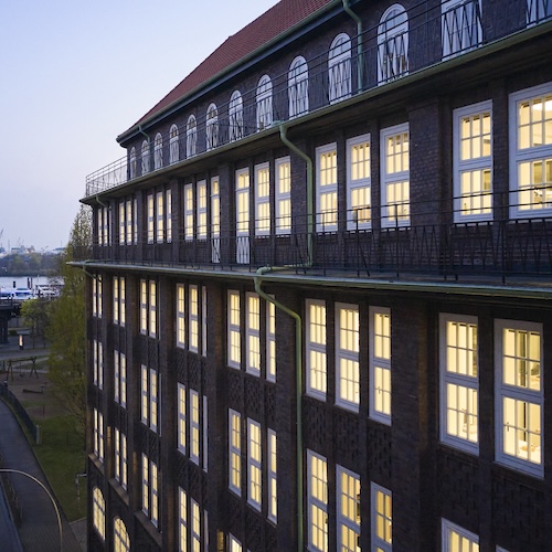 Wempe Stubbenhuk Nacht Das Wempe-Haus am Stubbenhuk beherbergt die Servicewerkstatt Uhren und die Wempe-Chronometerwerke Maritim.