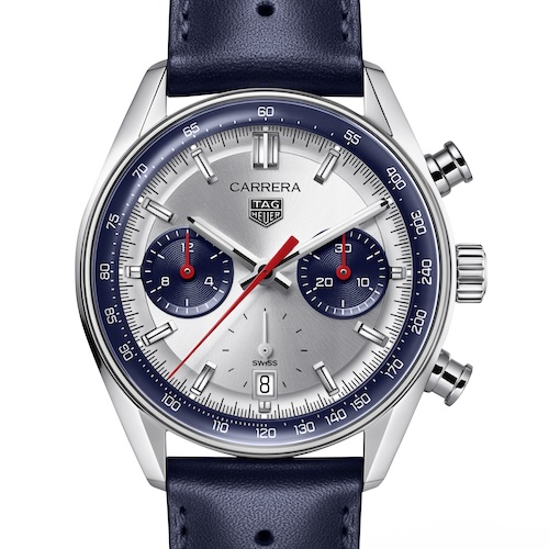 Der Wempe x TAG Heuer Carrera Chronograph besitzt ein silbern schimmerndes Zifferblatt.