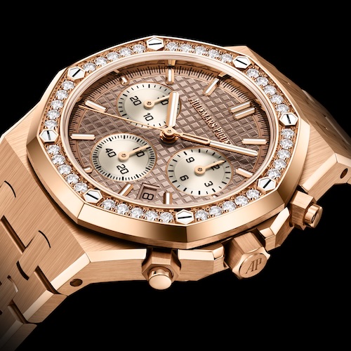 Die 18k Roségoldversion mit sandgoldenem Zifferblatt besitzt eine Lünette mit 40 Brillantschliff-Diamanten im Gewicht von 0,92 Karat.