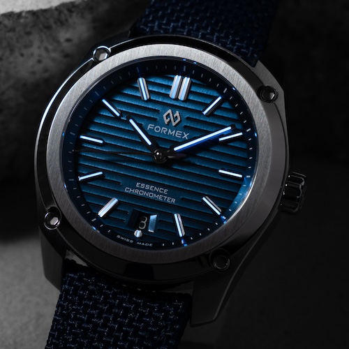 Zeiger und Indizes sind kräftig mit Super-Luminova ausgestattet.