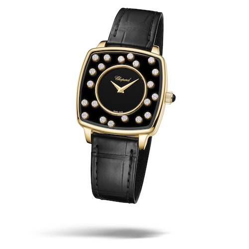 Auch die Krone besteht aus ethischem Gold und ist mit einem Cabochon aus Onyx besetzt.