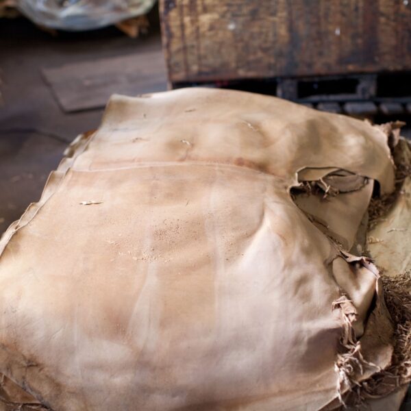 Ein Stapel ungschnittenes Cordovan-Leder bei Horween in Chicago.