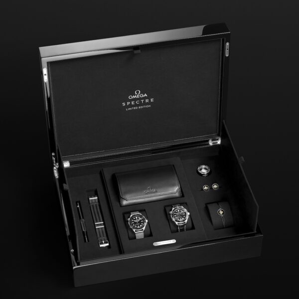 Omega Spectre Limited Edition 210.30.42.20.01.023 Jedes Set enthält ein Edelstahlmodell und eines aus Platingold.