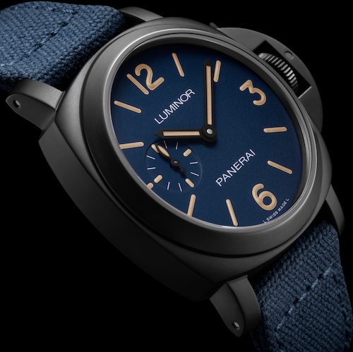 Die Panerai Luminor PAM01714 hat ein blaues Zifferblatt mit beigefarbener Leuchtfarbe.